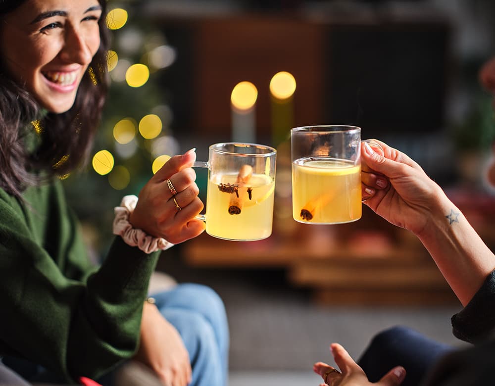 2 people sharing cocktails